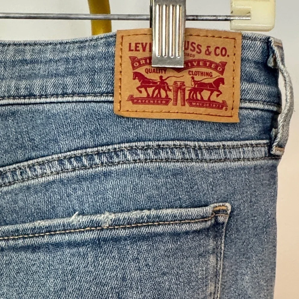 Levi's Women's 711 Skinny Jeans distressed NWT 31